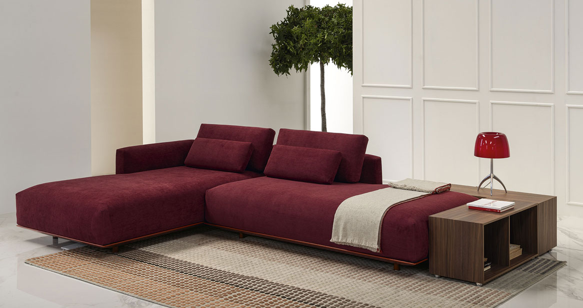 Divano Billie rosso con chaise-longue in un soggiorno moderno