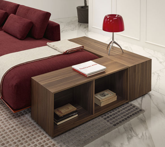 Divano Billie rosso con chaise-longue in un soggiorno moderno