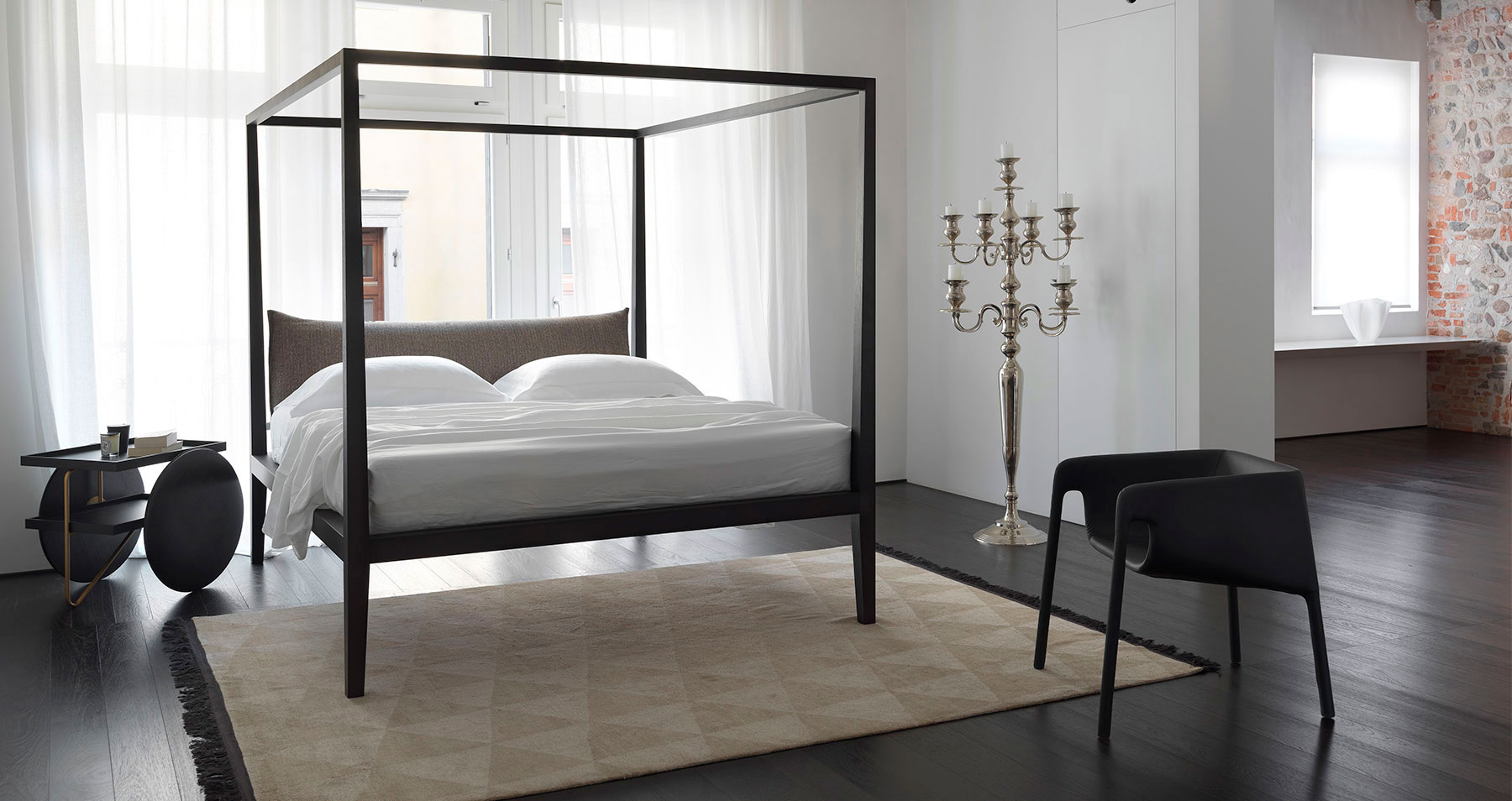 Moheli Baldacchino bed in a bedroom